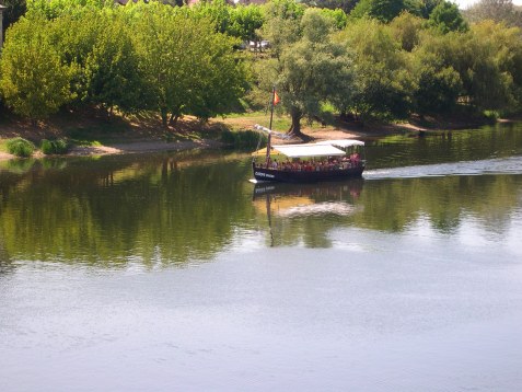 Bateau de touristes sur la Dordogne
